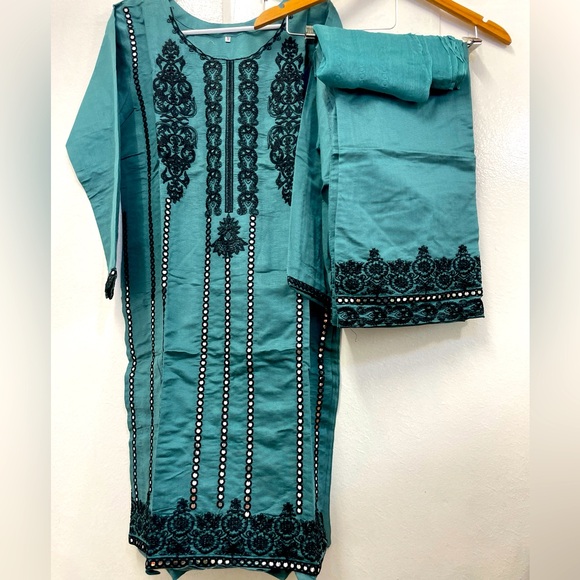 Pakistani embroidered mirror work suit - Picture 9 of 16